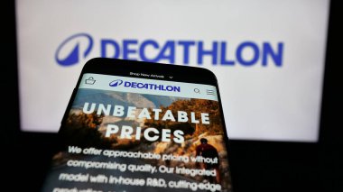 Stuttgart, Almanya - 03-19-2025: İnternet sitesinin önünde ekranda Fransız spor perakende şirketi Decathlon S.A. logosu olan cep telefonu. Telefon ekranının sol üst kısmına odaklan.