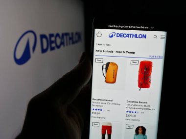 Stuttgart, Almanya - 03-19-2025: Fransız spor perakende şirketi Decathlon S.A. 'nın logosunun bulunduğu web sayfası ekranda logonun önünde duruyor. Telefon ekranının merkezine odaklan.