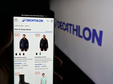 Stuttgart, Almanya - 03-19-2025: Fransız spor perakende şirketi Decathlon S.A. 'nın web sayfası olan cep telefonu logonun önünde ekranda. Telefon ekranının merkezine odaklan.