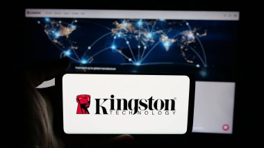 Stuttgart, Almanya - 03-19-2025: ABD 'li Kingston Technology Corporation şirketinin logosunun bulunduğu cep telefonu web sayfası önünde ekranda. Telefon ekranına odaklan.