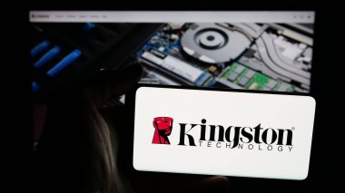 Stuttgart, Almanya - 03-19-2025: ABD 'li Kingston Technology Corporation şirketinin logosunun bulunduğu cep telefonu web sayfası önünde ekranda. Telefon ekranına odaklan.