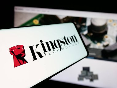 Stuttgart, Almanya - 03-19-2025: ABD 'li Kingston Technology Corporation şirketinin logosuna sahip akıllı telefon web sitesinin önünde ekranda. Telefon ekranının merkez soluna odaklan.