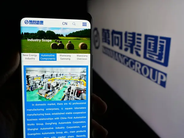 Stuttgart, Almanya - 03-19-2025: Çin şirketi Wanxiang Group Corporation 'ın logosunun bulunduğu web sayfası ekranda logonun önünde. Telefon ekranının merkezine odaklan.
