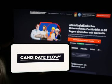 Stuttgart, Almanya - 03-20-2025: Alman işe alım şirketi Aday Flow GmbH 'nin logosuna sahip kişi web sitesinin önünde ekranda. Telefon ekranına odaklan.