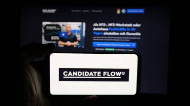 Stuttgart, Almanya - 03-20-2025: Alman acemi asker alma şirketi Aday Flow GmbH 'nin logosunun bulunduğu cep telefonu web sayfası önünde ekranda. Telefon ekranına odaklan.