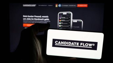 Stuttgart, Almanya - 03-20-2025: Alman acemi asker alma şirketi Aday Flow GmbH 'nin logosunun bulunduğu cep telefonu web sayfası önünde ekranda. Telefon ekranına odaklan.