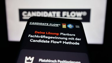 Stuttgart, Almanya - 03-20-2025: Web sitesinin önünde ekranda Alman işe alım şirketi Aday Flow GmbH 'nin logosunun yer aldığı cep telefonu. Telefon ekranının sol üst kısmına odaklan.