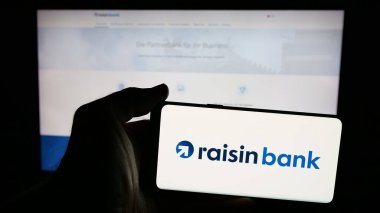Stuttgart, Almanya - 03-20-2025: Alman finans şirketi Raisin Bank AG 'nin logosunun bulunduğu cep telefonu web sayfası önünde ekranda. Telefon ekranına odaklan.
