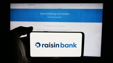 Stuttgart, Almanya - 03-20-2025: Alman finans şirketi Raisin Bank AG 'nin logosunun bulunduğu cep telefonu web sayfası önünde ekranda. Telefon ekranına odaklan.