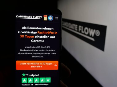 Stuttgart, Almanya - 03-20-2025: Alman acemi asker alma şirketi Aday Flow GmbH 'nin internet sayfası olan cep telefonu logonun önünde ekranda. Telefon ekranının merkezine odaklan.