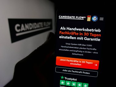 Stuttgart, Almanya - 03-20-2025: Logonun önünde üzerinde Alman acemi asker alma şirketi Adayı Flow GmbH 'nin logosu olan web sayfası var. Telefon ekranının merkezine odaklan.