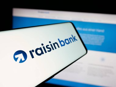 Stuttgart, Almanya - 03-20-2025: Alman finans şirketi Raisin Bank AG 'nin logosuna sahip akıllı telefon web sitesinin önünde ekranda. Telefon ekranının merkez soluna odaklan.