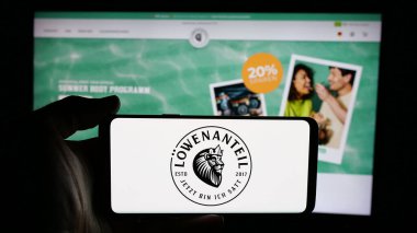 Stuttgart, Almanya - 03-20-2025: Alman organik gıda şirketi Lowenanteil GmbH 'nin logosunun bulunduğu cep telefonu web sayfası önünde ekranda. Telefon ekranına odaklan.
