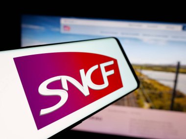 Stuttgart, Almanya - 03-20-2025: Fransız demiryolu şirketi SNCF Group 'un logosunu içeren akıllı telefon web sitesinin önünde ekranda. Telefon ekranının merkez soluna odaklan.