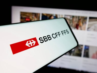 Stuttgart, Almanya - 03-20-2025: İnternet sitesi önünde Schweizerische Bundesbahnen AG (SBB) şirketinin logosuna sahip akıllı telefon. Telefon ekranının merkez soluna odaklan.