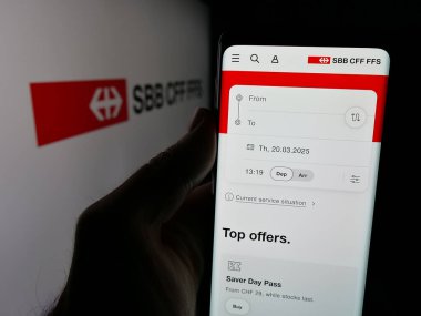 Stuttgart, Almanya - 03-20-2025: Logonun önünde Schweizerische Bundesbahnen AG (SBB) şirketinin web sayfası bulunan kişi. Telefon ekranının merkezine odaklan.