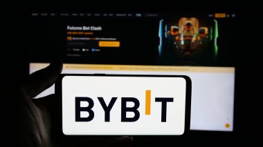 Stuttgart, Almanya - 03-20-2025: Şifre değiş tokuşu şirketi Bybit Fintech Limited 'in logosuna sahip cep telefonu web sayfasının önünde ekranda. Telefon ekranına odaklan.