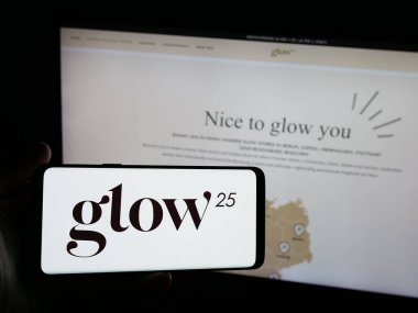 Stuttgart, Almanya - 03-20-2025: Alman kolajen şirketi Glow25 'in logosunu taşıyan kişi web sitesinin önünde ekranda. Telefon ekranına odaklan.
