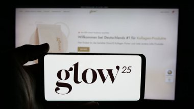 Stuttgart, Almanya - 03-20-2025: Alman kolajen şirketi Glow25 'in logosunun bulunduğu cep telefonu web sayfası önünde ekranda. Telefon ekranına odaklan.