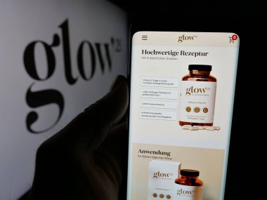 Stuttgart, Almanya - 03-20-2025: Logonun önünde Alman kolaj şirketi Glow25 'in (Primal) logosunun logosu olan web sayfası var. Telefon ekranının merkezine odaklan.