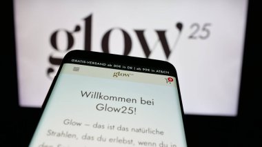 Stuttgart, Almanya - 03-20-2025: Alman kolaj şirketi Glow25 'in logosunun yer aldığı cep telefonu web sitesinin önünde ekranda. Telefon ekranının sol üst kısmına odaklan.