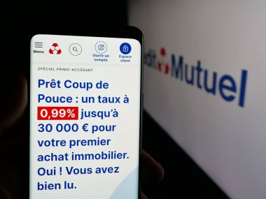 Stuttgart, Almanya - 03-21-2025: Fransız bankası Caisse Federale de Credit Mutuel 'in internet sayfası olan cep telefonu logonun önünde ekranda. Telefon ekranının merkezine odaklan.