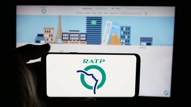 Stuttgart, Almanya - 03-21-2025: Fransız toplu taşıma şirketi RATP 'nin logosunun bulunduğu cep telefonu web sayfası önünde ekranda. Telefon ekranına odaklan.