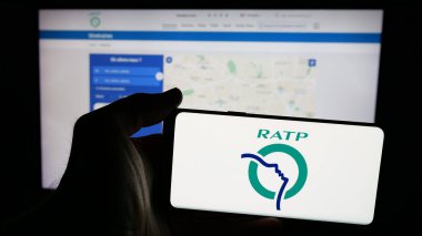 Stuttgart, Almanya - 03-21-2025: Fransız toplu taşıma şirketi RATP 'nin logosunun bulunduğu cep telefonu web sayfası önünde ekranda. Telefon ekranına odaklan.