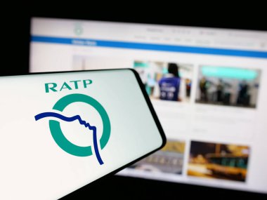 Stuttgart, Almanya - 03-21-2025: Web sitesinin önünde üzerinde Fransız toplu taşıma şirketi RATP logosu bulunan akıllı telefon. Telefon ekranının merkez soluna odaklan.