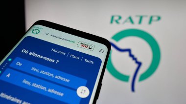 Stuttgart, Almanya - 03-21-2025: İnternet sitesinin önünde üzerinde Fransız toplu taşıma şirketi RATP logosu bulunan cep telefonu. Telefon ekranının sol üst kısmına odaklan.