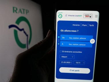 Stuttgart, Almanya - 03-21-2025: Fransız toplu taşımacılık şirketi RATP 'nin web sayfası olan cep telefonu logonun önünde ekranda. Telefon ekranının merkezine odaklan.