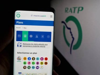 Stuttgart, Almanya - 03-21-2025: Logonun önündeki ekranda Fransız toplu taşıma şirketi RATP 'nin logosunun bulunduğu web sayfası var. Telefon ekranının merkezine odaklan.