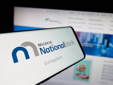 Stuttgart, Almanya - 03-21-2025: İnternet sitesi önünde üzerinde Belçika Ulusal Bankası van Belgie (NBB) logosu bulunan akıllı telefon. Telefon ekranının merkez soluna odaklan.
