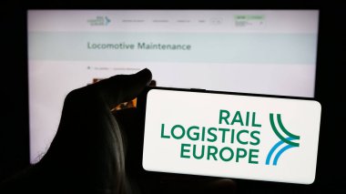 Stuttgart, Almanya - 03-21-2025: Fransız Rail Lojistik Avrupa (RLE) şirketinin logosunun bulunduğu cep telefonu web sayfası önünde ekranda. Telefon ekranına odaklan.