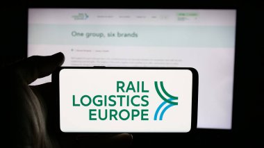 Stuttgart, Almanya - 03-21-2025: Fransız Rail Lojistik Avrupa (RLE) şirketinin logosunun bulunduğu cep telefonu web sayfası önünde ekranda. Telefon ekranına odaklan.