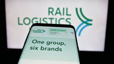 Stuttgart, Almanya - 03-21-2025: İnternet sitesinin önünde ekranda Fransız Demiryolu Lojistik Avrupa (RLE) logosu bulunan cep telefonu. Telefon ekranının sol üst kısmına odaklan.