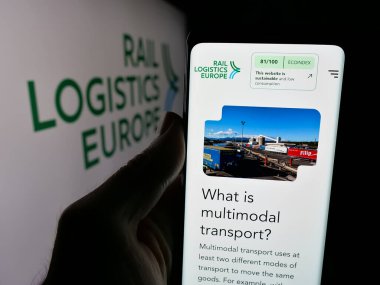 Stuttgart, Almanya - 03-21-2025: Logo önünde Fransız Rail Lojistik Avrupa (RLE) logosu bulunan kişi web sitesi. Telefon ekranının merkezine odaklan.