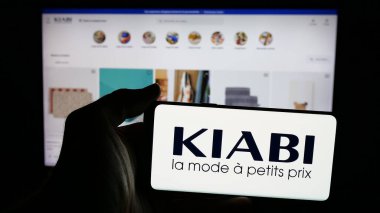 Stuttgart, Almanya - 03-21-2025: Fransız moda perakende şirketi Kiabi 'nin logosunun bulunduğu cep telefonu web sayfasının önünde ekranda. Telefon ekranına odaklan.