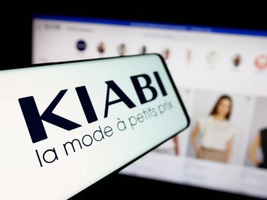 Stuttgart, Almanya - 03-21-2025: İnternet sitesi önünde Fransız moda perakende şirketi Kiabi 'nin logosuna sahip akıllı telefon. Telefon ekranının soluna odaklan.