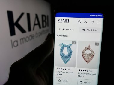 Stuttgart, Almanya - 03-21-2025: Fransız moda perakende şirketi Kiabi 'nin internet sayfası olan cep telefonu logonun önünde ekranda. Telefon ekranının merkezine odaklan.