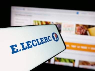 Stuttgart, Almanya - 03-24-2025: İnternet sitesi önünde Fransız perakende şirketi E.Leclerc 'in logosuna sahip akıllı telefon. Telefon ekranının soluna odaklan.