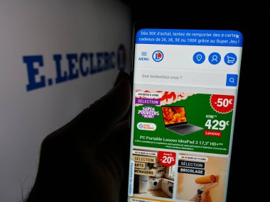 Stuttgart, Almanya - 03-24-2025: Fransız perakende şirketi E.Leclerc 'in logosunun bulunduğu web sayfası ekranda logonun önünde duruyor. Telefon ekranının merkezine odaklan.
