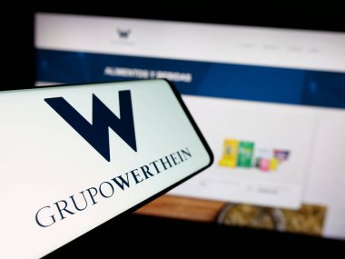 Stuttgart, Almanya - 03-24-2025: Arjantinli şirket Grupo Werthein 'in logosuna sahip akıllı telefon web sitesinin önünde ekranda. Telefon ekranının merkez soluna odaklan.