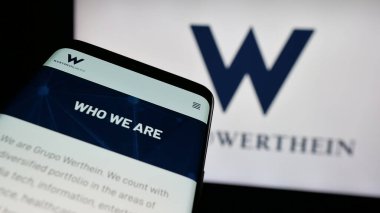 Stuttgart, Almanya - 03-24-2025: Arjantinli şirket Grupo Werthein 'in logosuna sahip cep telefonu web sitesinin önünde ekranda. Telefon ekranının sol üst kısmına odaklan.