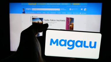 Stuttgart, Almanya - 03-24-2025: Perakende şirketi dergisi Luiza S.A. 'nın logosunun bulunduğu cep telefonu web sayfası önünde ekranda. Telefon ekranına odaklan.