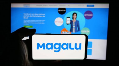 Stuttgart, Almanya - 03-24-2025: Perakende şirketi dergisi Luiza S.A. 'nın logosunun bulunduğu cep telefonu web sayfası önünde ekranda. Telefon ekranına odaklan.