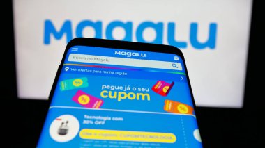 Stuttgart, Almanya - 03-24-2025: İnternet sitesinin önünde perakende şirketi Luiza S.A. 'nın logosuna sahip cep telefonu. Telefon ekranının sol üst kısmına odaklan.