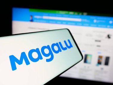 Stuttgart, Almanya - 03-24-2025: İnternet sitesi önünde perakende şirketi Luiza S.A. 'nın logosuna sahip akıllı telefon. Telefon ekranının soluna odaklan.