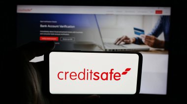 Stuttgart, Almanya - 03-24-2025: İrlandalı kredi notu şirketi Creditsafe Group 'un logosunun bulunduğu cep telefonu web sayfası önünde ekranda. Telefon ekranına odaklan.