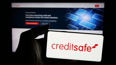 Stuttgart, Almanya - 03-24-2025: İrlandalı kredi notu şirketi Creditsafe Group 'un logosunun bulunduğu cep telefonu web sayfasının önünde ekranda. Telefon ekranına odaklan.